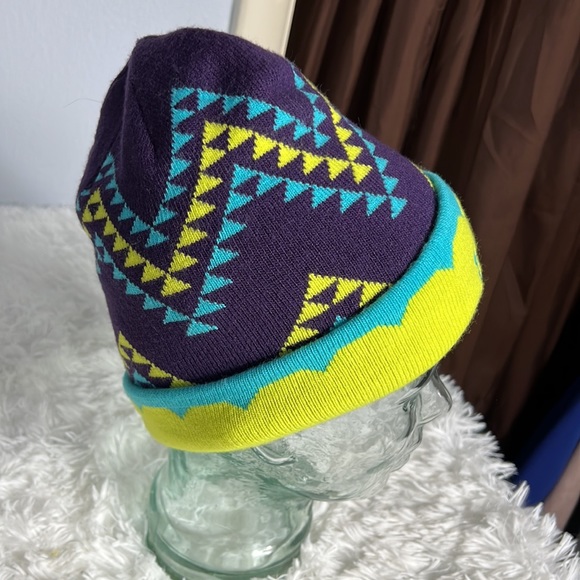Under Armour Reversible Yellow Purple Turquoise Beanie Ski Winter Cap Toboggan - Picture 2 of 8